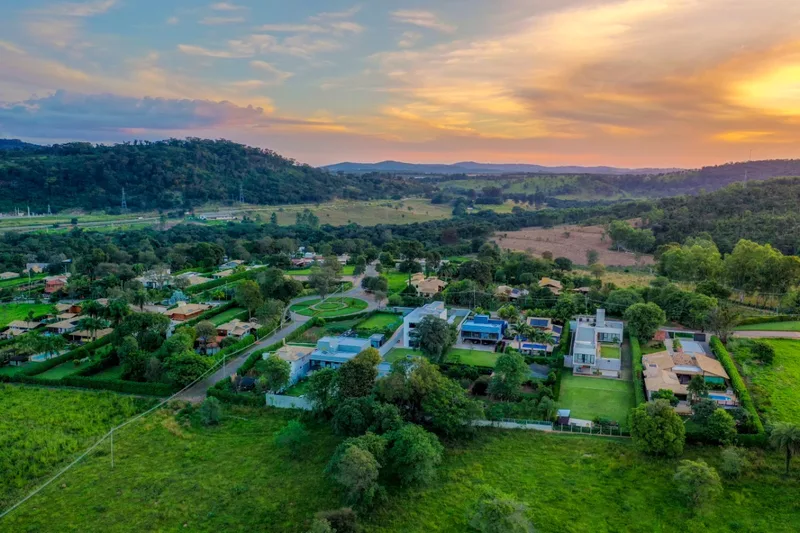 Vista aérea do Condomínio Granja Glória ao pôr do sol