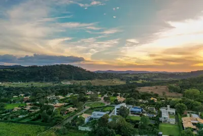 Vista aérea panorâmica do condomínio ao pôr do sol