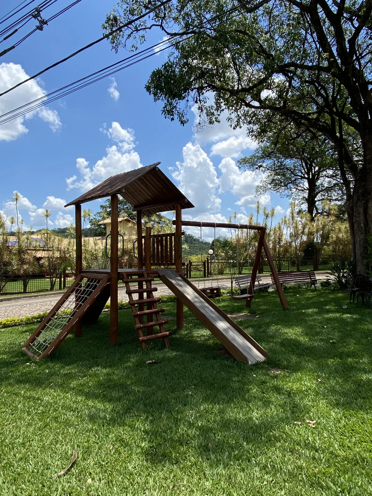 Playground infantil em área verde do condomínio